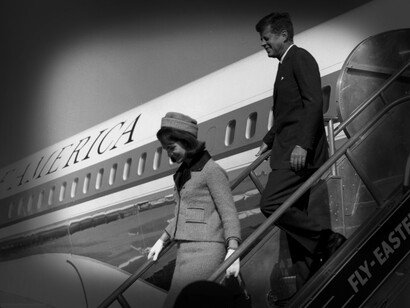 Il presidente John F. Kennedy e la first lady Jacqueline Kennedy scendono le scale dell'Air Force One a Love Field, Dallas, Texas, 1963