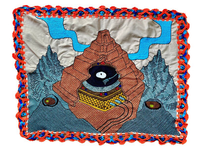 Cisco Jiménez, Piramide con tornamesa, 2024. Courtesy of Ruiz-Healy Art Gallery