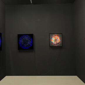 Grazia Varisco, Filo rosso 1960_2015, installation view (Schemi luminosi Variabili e Reticolo Frangibile), Cortesi Gallery, Lugano, photo by Bruno Bani