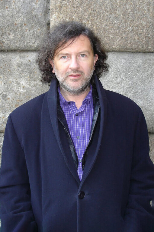 Claudio Rodríguez Fer es un poeta y académico gallego con una sólida trayectoria en el ámbito literario y universitario