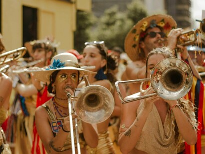 Bloco de rua. O Capitão América, em outro almoço com a Mulher Maravilha, comenta que o seu colega de trabalho, Banheiro Ambulante, está lhe boicotando. Descobriu isto quando foi buscar umas impressões e encontrou um material feito por ele, porém assinado por Banheiro Ambulante. O confrontou e apenas ouviu de resposta um simples “desculpe!” e argumentos de que devia ter se confundido no momento da edição e impressão do relatório