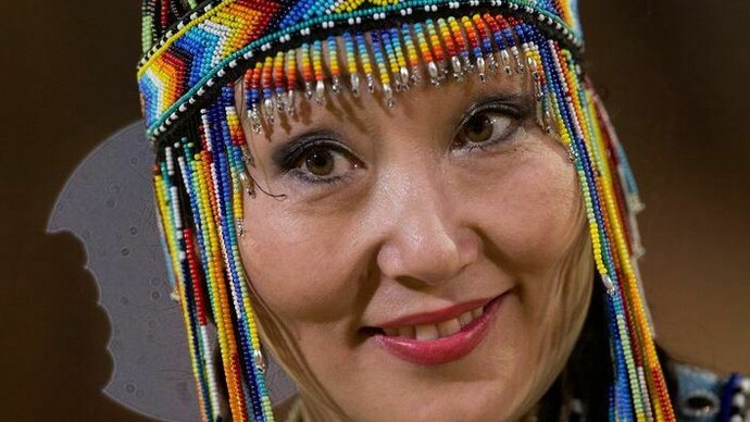 Cantora Saina da Rússia no desfile Cunhã Porã, Jogos Mundiais do Povos Indígenas