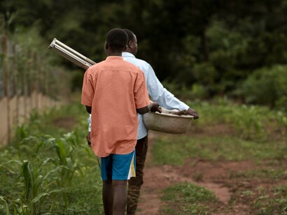 Pai e filho trabalham em sua lavoura. De acordo com dados do INE (2019), indicam uma forte ligação entre a produção agrícola e os conhecimentos tradicionais locais, sendo aplicados na alimentação e medicina tradicional