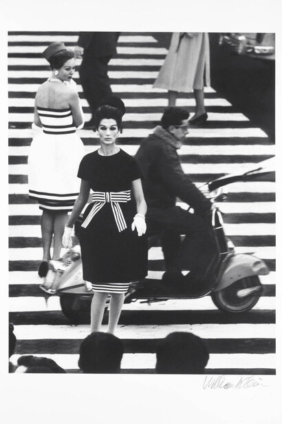 William Klein, Nina + Simone, Piazza di Spagna, Rome (Vogue), 1960. Platinum palladium print, printed later, 77 x 56,5 cm. Edition of 20, signed in pencil on print recto, numbered in pencil on print verso Courtesy of Fifty One Too
