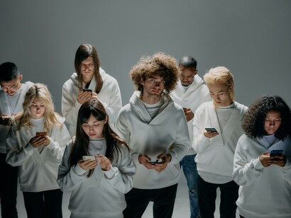 Grupo de pessoas usando o celular