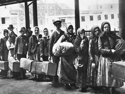 Cada país construyó sus jerarquías sociales de manera distinta y cada uno desarrolló también sus propias formas de discriminación. Llegada de inmigrantes, 1890, Buenos Aires, Argentina