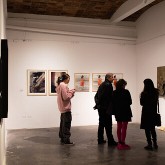 Varios artistas, Fotografía conceptual en Colombia, vista de exhibición. Cortesía de Espacio El Dorado