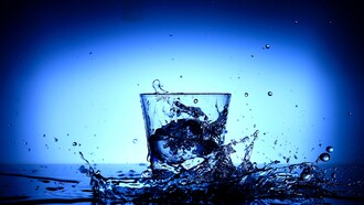 Bottiglie d'acqua. Dal momento che “ogni cellula del nostro corpo ha bisogno di ossigeno e perciò più ne assumiamo più ci sentiamo in buona salute” l’idea di arricchire l’acqua con 200 mg di ossigeno per ogni lt di acqua, ben 35 volte la quantità di ossigeno che trovereste nell’acqua “normale”… nasce così la "OGO oxigen" acqua minerale olandese