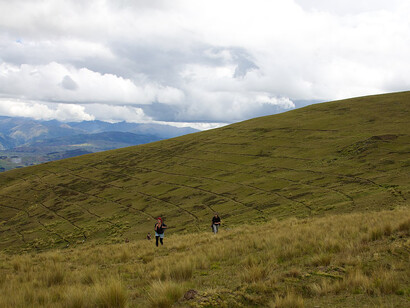 Turistas haciendo trekking al norte de Cusco, Perú