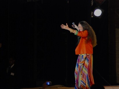 Maria Betânia agradece a plateia em Show no Rio de Janeiro