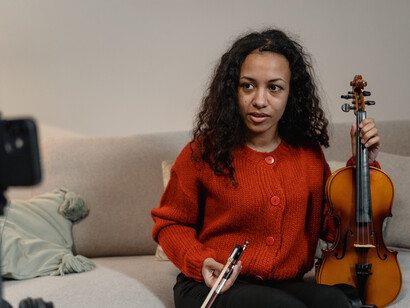 Violinista faz aula com professor de outro país intereassado em orientá-la em uma bolsa de mestrado acadêmico