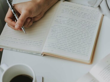 E isso não significa que o trabalho do psicólogo promova um desajustamento: é possível incentivar a reflexão e a descoberta de novas possibilidades de pensar, sentir e agir. É necessário sair do ordinário, do normativo e do simplista para descobrir coisas que ainda não sabemos. Tomar consciência é um processo, e nem sempre é rápido