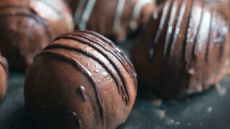 Bombons de chocolate. O comer emocional está intimamente ligado às emoções do indivíduo, como se, ao olhar para a comida, ele projetasse ali sentimentos, frustrações e lembranças. A pessoa, então, começa a comer suas emoções, em uma tentativa de provocar estados de afeto, prazer e satisfação. Entretanto, isso fica ainda mais evidente quando o alimento é doce. Neste artigo, vamos enfatizar a relevância que o chocolate tem tanto no comer emocional, quanto nas memórias afetivas que tornam a iguaria tão especial