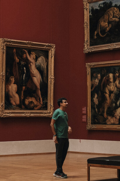 Jovem visita museu em que é proibido o uso de dispositivos tecnológicos