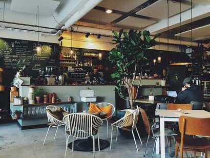 Interno di bar. Ci sono diversi punti di accesso e la password è scritta sulla cassa per tutti i clienti