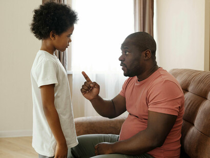 Le désir de mériter, mais de ne pas recevoir en retour, engendre frustrations et revendications, créant une exigence de reconnaissance des droits et des sacrifices accomplis