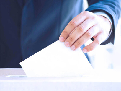 Persona ejerciendo su derecho al voto