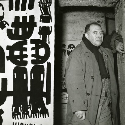 Ritratto del pittore Giuseppe Capogrossi con i suoi dipinti. Foto di Paolo Monti (1908–1982)