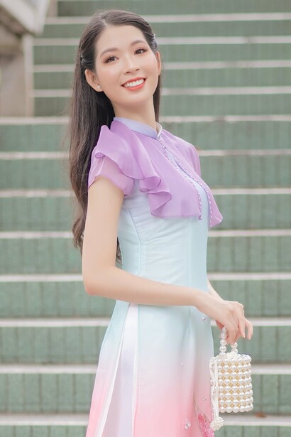 Modelo usa vestido em tons pastéis com bolsa de pérolas