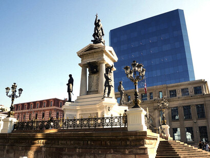 El Monumento a los Héroes de Iquique, llamado inicialmente «Monumento a la Marina Nacional» ubicado en Valparaíso, Chile