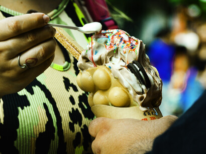 Visitantes disfrutan los manjares del Barrio Chino, Buenos Aires, Argentina