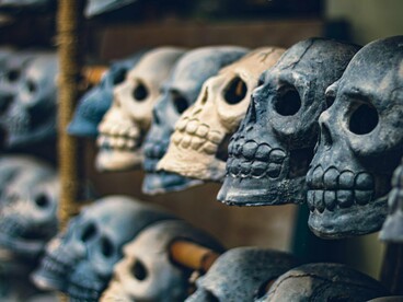 Autores como René Girard veem nesse movimento um deslocamento fundamental: o sacrifício deixa de ser a eliminação direta da vítima humana para tornar-se um mecanismo de contenção da violência social. O primogênito, nesse sentido, não é apenas uma vítima possível, mas o lugar simbólico da violência fundadora, aquela que institui a ordem ao ser interrompida ou canalizada

