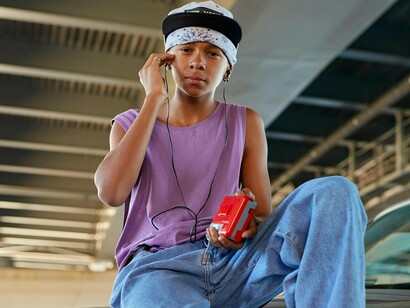 Garoto ouve música em seu walkman. As fitas cassetes nos deram mais liberdade para sair por aí e ouvir nossas canções favoritas onde bem entendêssemos