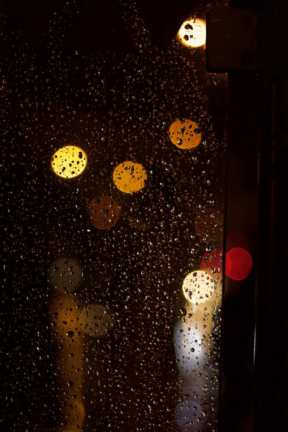 Luci di Natale sotto la pioggia. Ricordi di un Natale diverso: la magia dei momenti semplici