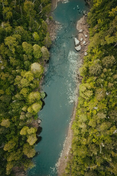 Vista aerea di un fiume. L’acqua del fiume si mescola con l’acqua del cielo e la pioggia diventa fiume