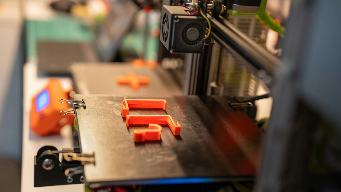 Piezas impresas con una impresora 3D. Algunos de los modelos empleados son generados por IA, por lo que se le permite tener errores