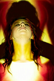 Transformação espiritual: mulher em meditação com chakras ativos. Conheça as terapias holísticas e integrativas para saúde e bem-estar