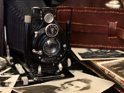 A trajetória de Augusto Riedel revela a importância da fotografia para preservar memórias e documentar o Brasil oitocentista com detalhes históricos
