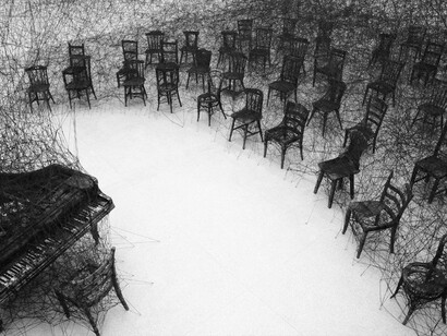 Chiharu Shiota.Pieza creada inspirándose en los recuerdos de su infancia, cuando un piano se incendió en su barrio. La instalación está concebida para expresar la «presencia en la ausencia», evocando el silencio y el recuerdo a través de los objetos calcinados