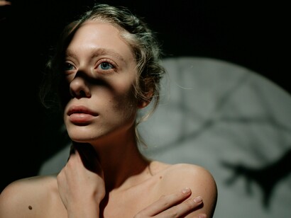 Mulher atormentada. Os cientistas constataram que o grau de felicidade apresentava uma curva com formato de U, começando com um nível de satisfação alto, diminuindo progressivamente até os 40 anos. Segundo um psicoterapeuta britânico, a faixa dos 40 anos é marcada por responsabilidades como trabalho e cuidado com os filhos, se comparada à infância e à velhice. Por esse motivo, o índice de contentamento com a vida tende a cair um pouco