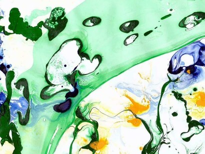 Attraverso il movimento fluido dell’inchiostro sull’acqua, il Suminagashi aiuta i pazienti a vivere il momento presente, migliorando il loro benessere emotivo e riducendo stati di agitazione