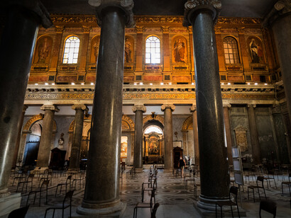 Particolare delle ventuno colonne monoliti di granito con capitelli ionici nelle cui volute vi erano insegne di culti egizi, oggi in parte abrase, foto Claudio Bernardini