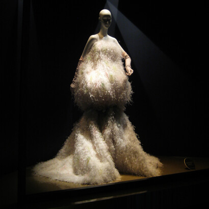 Dior alta costura.  A premiada atriz foi com uma releitura de um look desfilado em 1999 na coleção de primavera verão do John Galliano para a Dior
