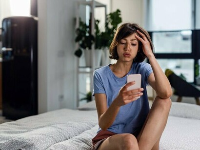 Mulher frustrada ao celular. O fato, como já falado, dos usuários acharem “normal” o comportamento deles dentro desses aplicativos também é extremamente preocupante, pois demonstra que eles: 1 – Acham que podem dizer e agir da forma como eles querem ali dentro; 2 – De certa forma mostram a sua verdadeira face quando estão envoltos pelo “anonimato” que o aplicativo dá para eles; 3 – Revela que infelizmente por mais que se pareça que a sociedade evoluiu, na verdade apenas estamos mascarando muitos problemas que ainda precisam ser debatidos e escancarados