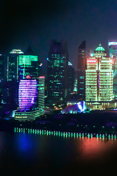 Shanghai, China. Weltfinanzzentrums am Huangpu Fluss