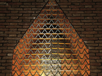 Chiesa di San Policarpo, tabernacolo a muro chiuso da griglia metallica dorata (foto Davide Simiele)