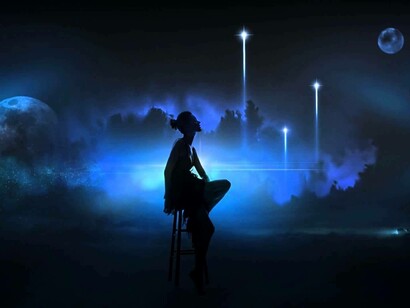 Una mujer sola en la oscuridad