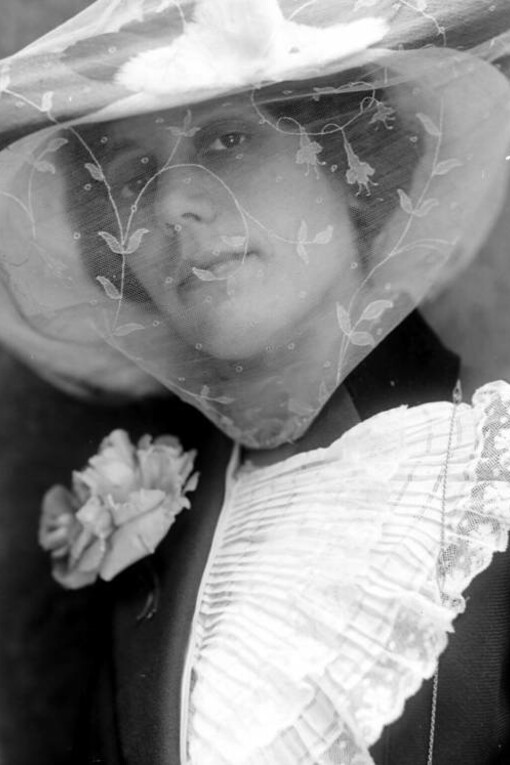 Amalia Guglielminetti fotografata da Mario Nunes Vais, prima del 1932-2