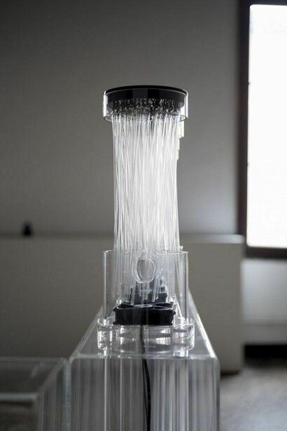 Anosmia, 2012, installazione multisensoriale sonoro-olfattiva. Plexiglas, bacchette di vetro, ventole, cialde olfattive, cavo, misure variabili.