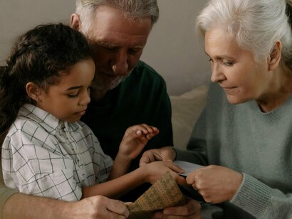 No cotidiano, cada experiência se liga a uma emoção. Aquele frio na barriga do primeiro dia de aula, o abraço de um colega ou o cheiro do lanche na escola criam marcadores emocionais. Quando reconhecemos e nomeamos o que sentimos — por exemplo, ao dizer “fiquei feliz com aquele elogio” — ajudamos nosso cérebro a fixar melhor a informação (Silva & Santos, 2022). Por isso, associar o estudo a momentos prazerosos, como ouvir uma música calma durante a revisão, torna o aprendizado mais duradouro