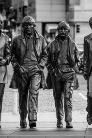 "Now and Then", a última música dos Beatles, foi divulgada após quase 50 anos, emocionando fãs com a ajuda da inteligência artificial