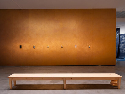 Sandra Cinto, Preludio para el sol y las estrellas, vista de exhibición. Cortesía de Es Baluard Museu d'Art Contemporani de Palma