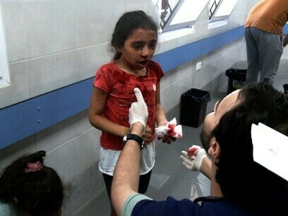 Sur la photo, une petite fille palestinienne reçoit les premiers soins après avoir été blessée, photo de Saleh Najm et Anas Sharif
