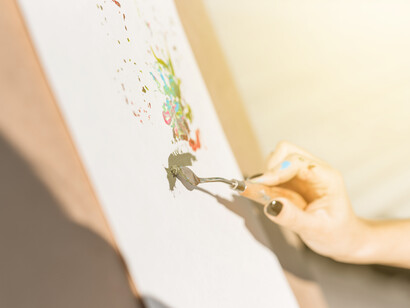 Mano di donna che dipinge: "Quale è il significato della mia vita? Perché faccio quello che faccio? Cosa mi rende davvero felice?"