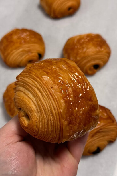 Los postres de Alessandra combinan diferentes texturas y sabores que evocan recuerdos de su infancia, adaptando sus creaciones a los ingredientes locales de cada país donde trabaja