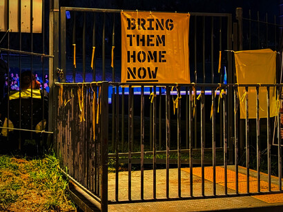 Cartel con la leyenda “Traiganlos de vuelta a casa” para señalar el primer aniversario de los ataques de Hamás que dio a inicio a una nueva guerra en Medio Oriente